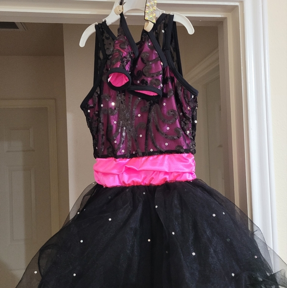 Black and pink crystal studded ballet outfit w/attached shorts. Size IC (3-5 yr) - Picture 3 of 4